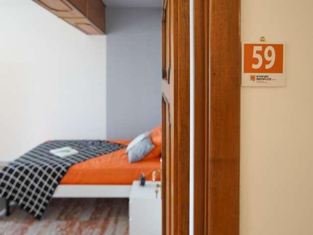 Stanza in appartamento condiviso con 5 camere da letto in affitto, Arenella, Napoli