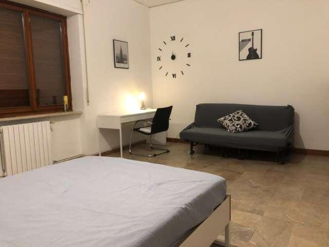 Stanza in appartamento condiviso con 5 camere da letto in affitto, Napoli