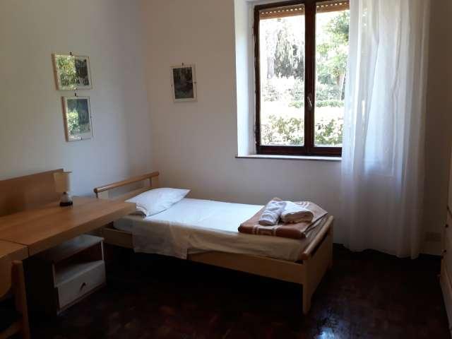 Stanza in appartamento condiviso con 5 camere da letto in affitto, Siena