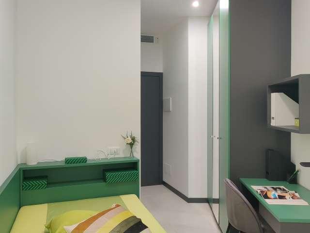 Stanza in appartamento condiviso con 5 camere da letto in Duomo, Milano