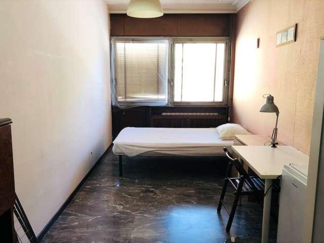 Camera in affitto in un appartamento condiviso con 6 camere da letto a Tormarancia