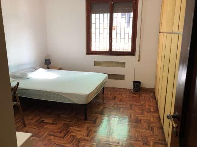 Camera in affitto in un appartamento condiviso con 6 camere da letto a Tormarancia
