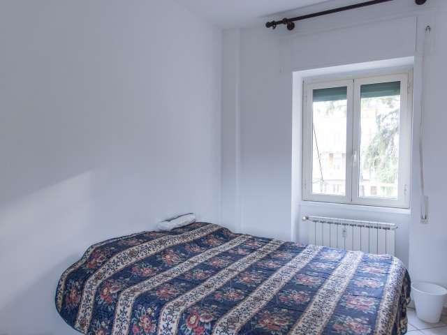 Stanza in appartamento condiviso con 6 camere da letto in affitto a Trieste, Roma