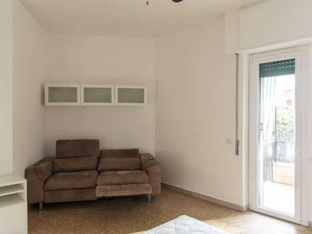 Stanza in appartamento condiviso con 6 camere da letto in affitto a Trieste, Roma