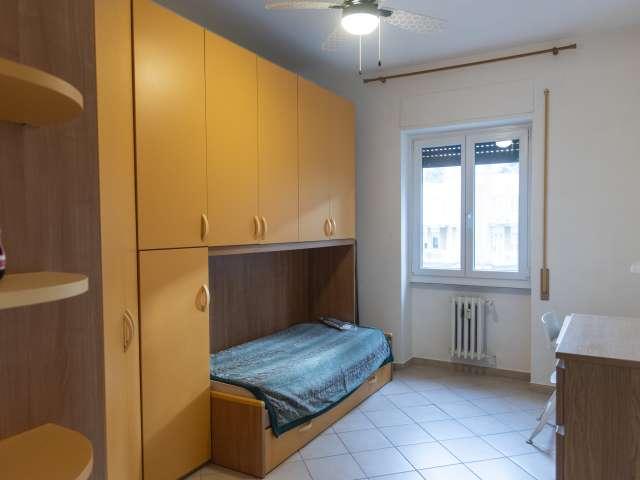 Stanza in appartamento condiviso con 6 camere da letto in affitto a Trieste, Roma