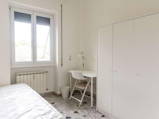 Stanza in appartamento condiviso con 6 camere da letto in affitto a Trieste, Roma
