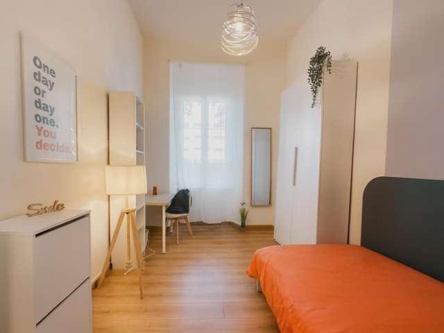 Stanza in appartamento condiviso con 6 camere da letto nel Centro Storico