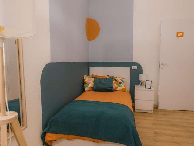 Stanza in appartamento condiviso con 6 camere da letto nel Centro Storico