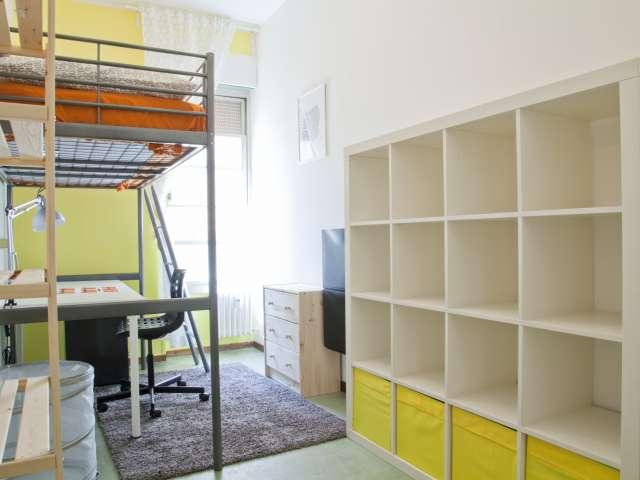 Stanza in appartamento condiviso con 8 camere da letto in affitto, Trieste, Roma