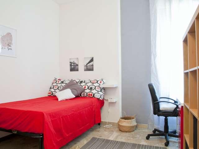 Stanza in appartamento condiviso con 8 camere da letto in affitto, Trieste, Roma