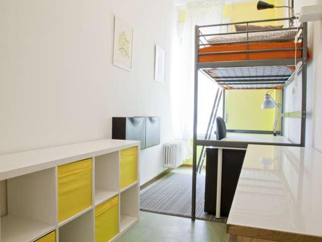 Stanza in appartamento condiviso con 8 camere da letto in affitto, Trieste, Roma