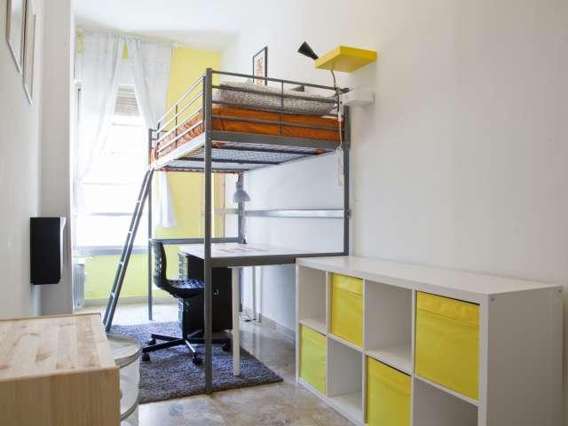 Stanza in appartamento condiviso con 8 camere da letto in affitto, Trieste, Roma