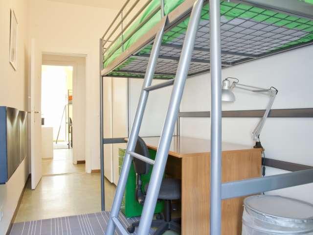 Stanza in appartamento condiviso con 8 camere da letto in affitto, Trieste, Roma