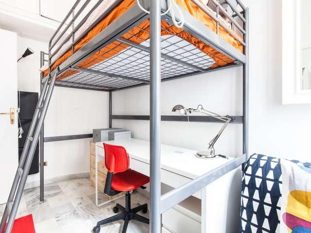 Stanza in appartamento condiviso con 8 camere da letto in affitto a Trieste, Roma