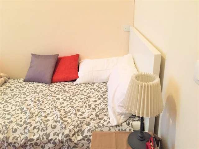 Stanza in appartamento condiviso con 8 posti letto in affitto, Campo di Marte, Firenze
