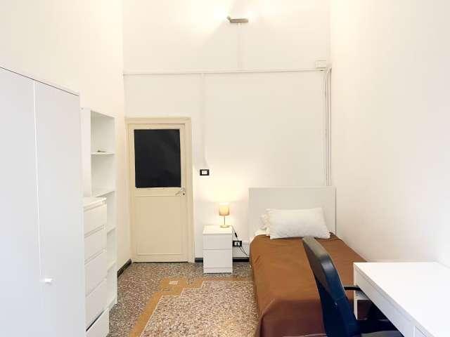 Stanza in appartamento condiviso in affitto a Maddalena, Genova