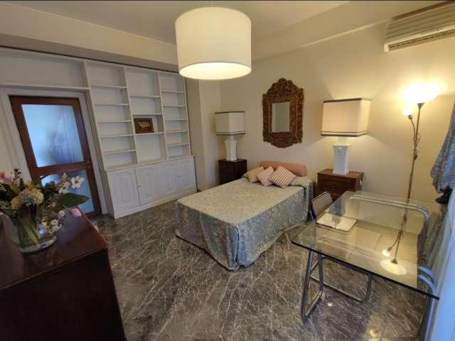 Stanza in appartamento condiviso in affitto a Medaglie d'Oro, Roma