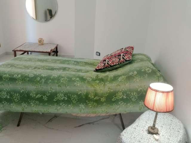 Stanza in appartamento condiviso in affitto ad Avvocata, Napoli