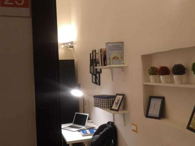 Stanza in appartamento condiviso in affitto ad Avvocata, Napoli