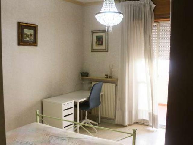 Camera in affitto in appartamento condiviso con 5 camere da letto a Laurentino