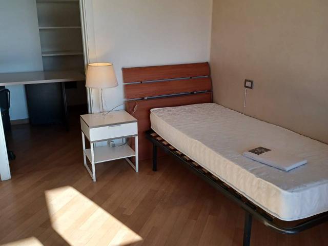 Stanza in appartamento in affitto a Cologno Monzese