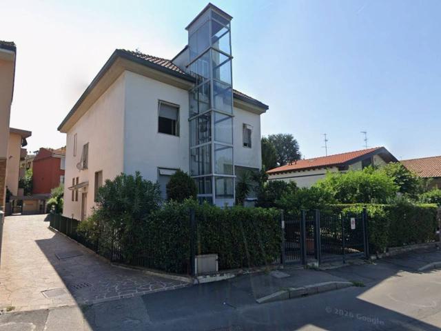 Stanza in appartamento in affitto a Monza