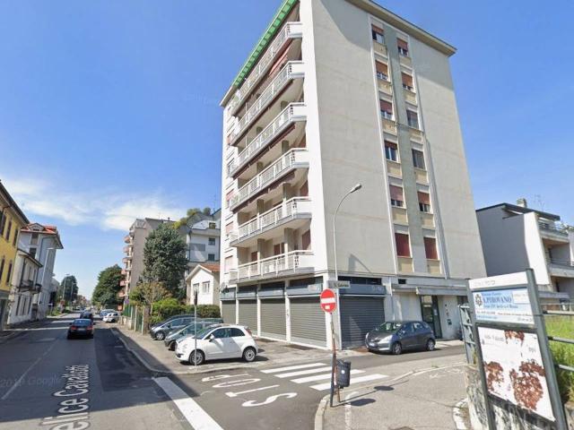 Stanza in appartamento in affitto a Monza