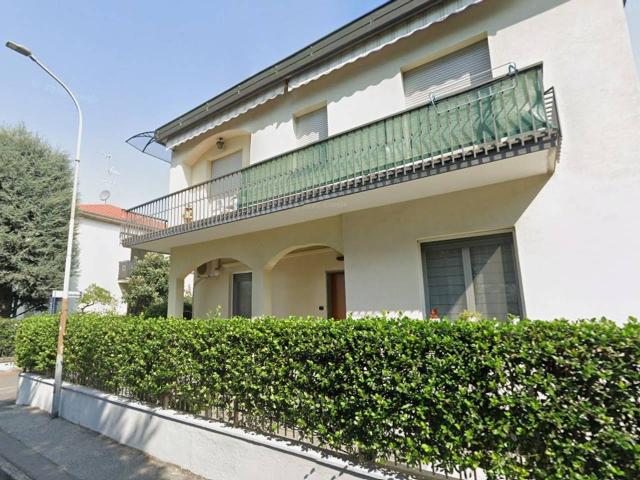 Stanza in appartamento in affitto a Monza