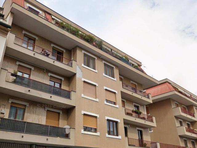 Stanza in appartamento in affitto a Monza