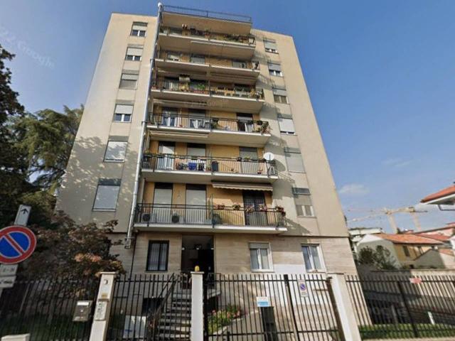 Stanza in appartamento in affitto a Monza