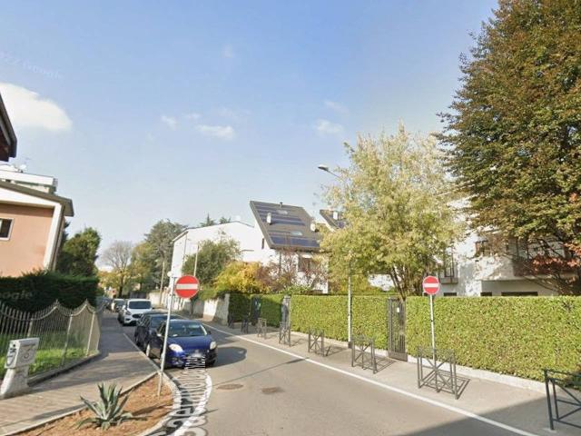 Stanza in appartamento in affitto a Monza