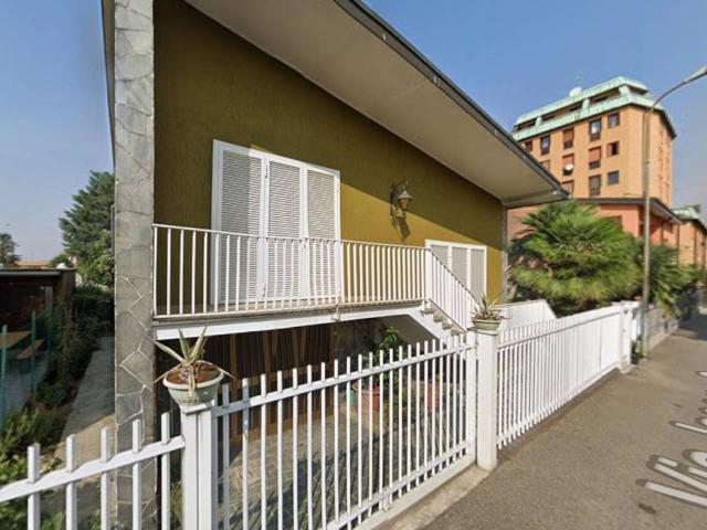 Stanza in appartamento in affitto a Monza