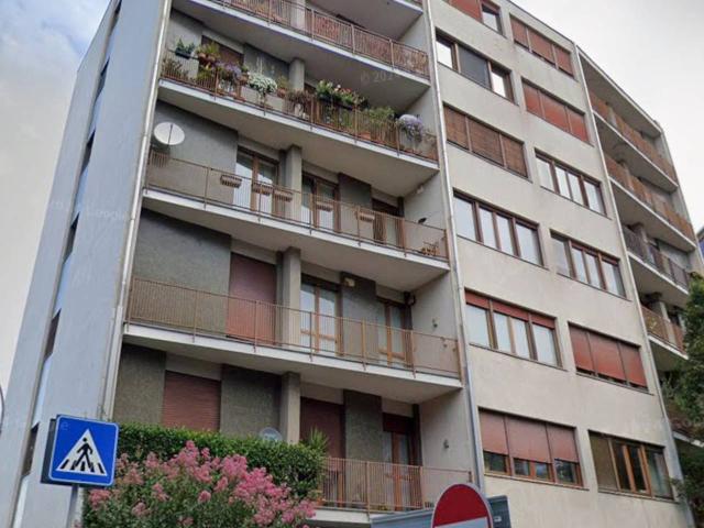 Stanza in appartamento in affitto a Monza