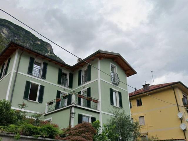 Stanza in appartamento in affitto a Oliveto Lario