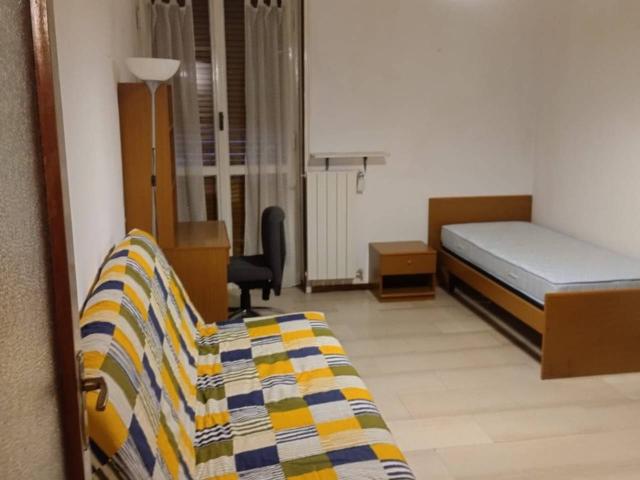 Stanza in appartamento in affitto a Pavia
