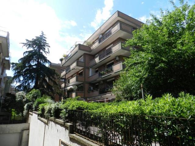 Stanza in appartamento in affitto a Roma