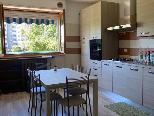 Stanza in appartamento in affitto a Rozzano