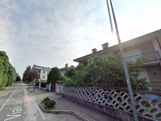 Stanza in appartamento in affitto a Seregno