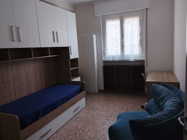 Stanza in appartamento zona piazza Abbiategrasso