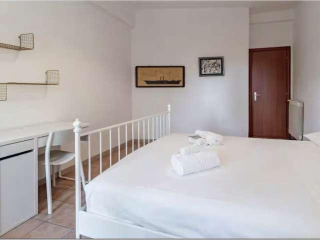 Stanza in un appartamento condiviso con 3 camere da letto in affitto a Marconi, Roma