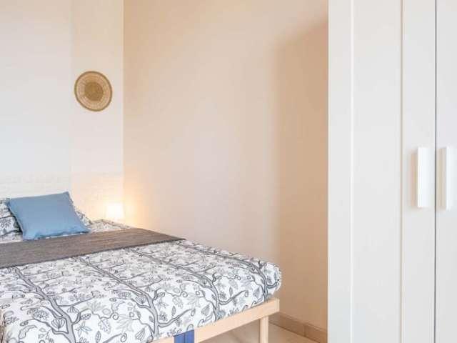 Stanza in un appartamento condiviso con 5 camere da letto ad Affori, Milano