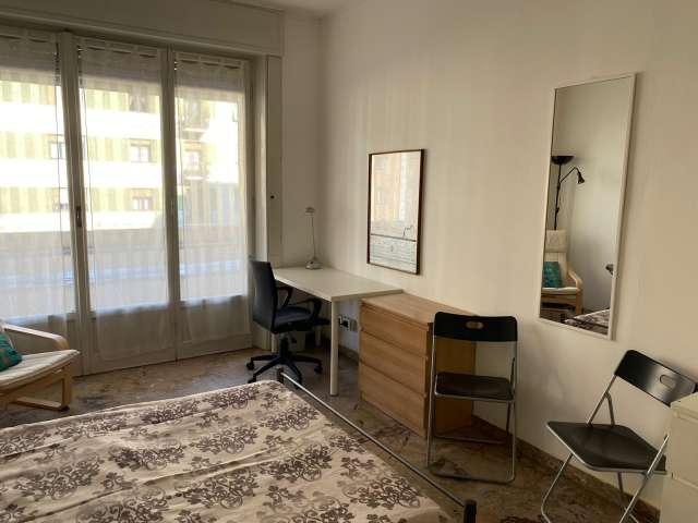 Stanza in un appartamento condiviso con 5 camere da letto in affitto a Milano