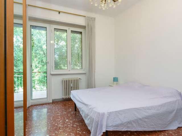 Stanza in un appartamento condiviso con 6 camere da letto all'E.U.R Roma