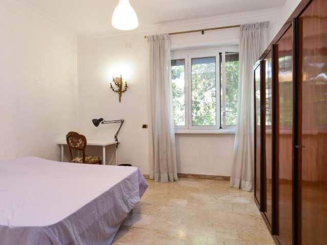 Stanza in un appartamento condiviso con 6 camere da letto all'E.U.R Roma