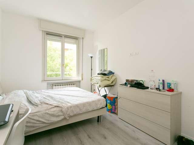 Stanza ordinata in affitto in appartamento con 10 camere da letto a Ghisolfa
