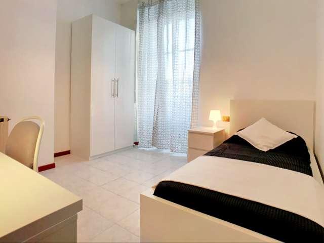 Stanza ordinata in affitto in appartamento con 3 camere da letto a Navigli, Milano