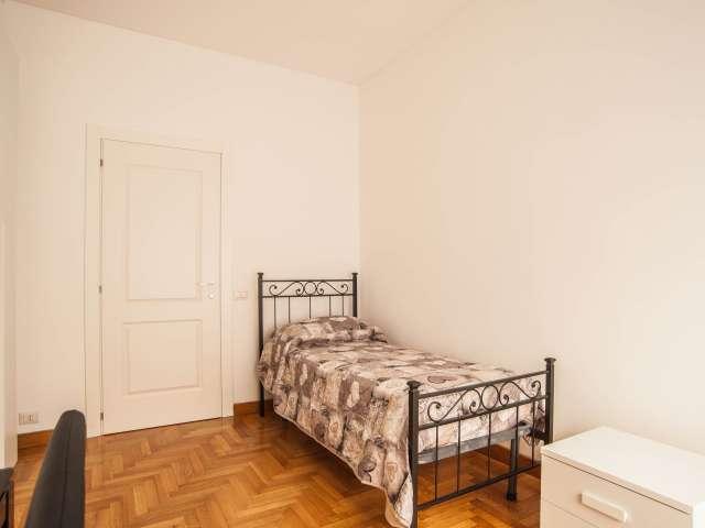 Stanza ordinata in appartamento con 5 camere da letto a Balduina, Roma