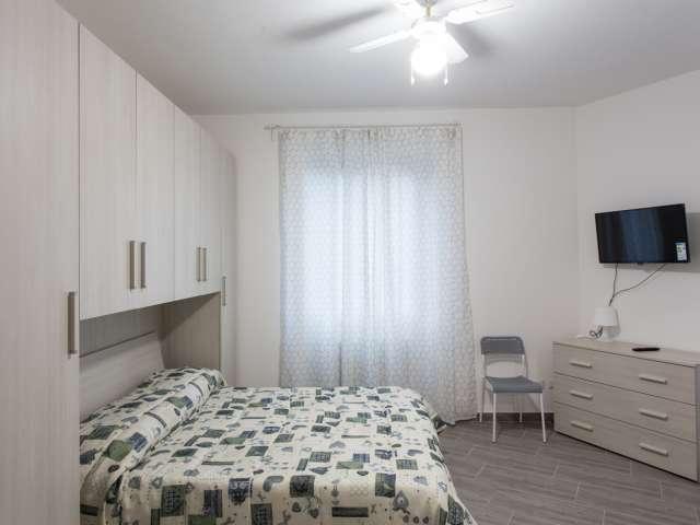 Stanza ordinata in appartamento con 3 camere da letto a Quarto Oggiaro, Milano