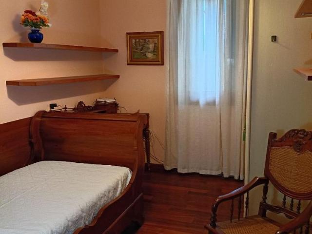 Stanza mono in abitazione familiare con giardino