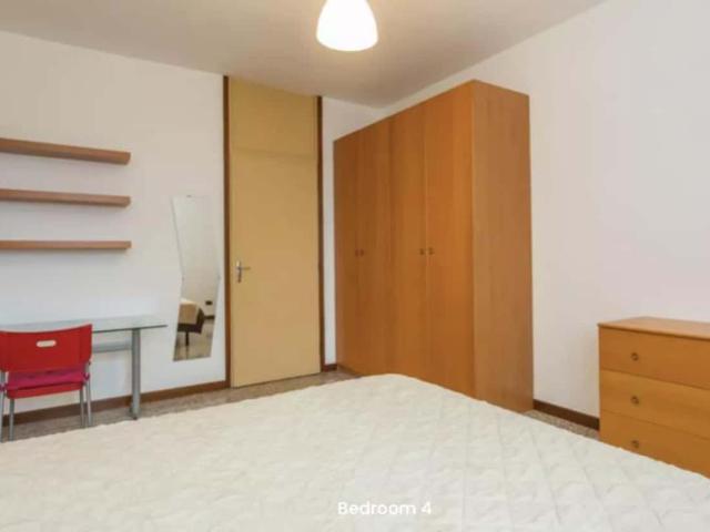 Stanza matrimoniale in Via Viterbo, Milano di 120 m² con 4 camere